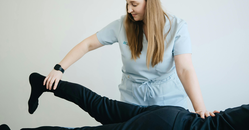 Fisioterapeuta con paciente