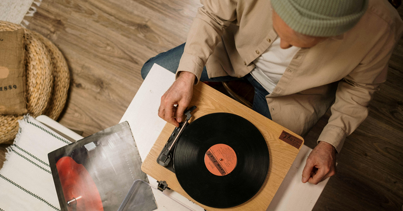 Persona poniendo un disco.